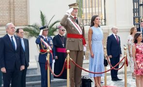 Rainha Letízia discreta no juramento de bandeira da princesa Leonor