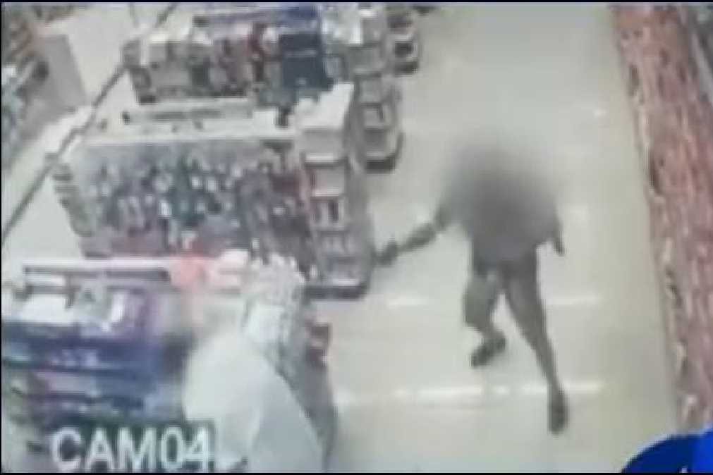 Polícia de folga mata assaltantes com filho ao colo em loja de conveniência [vídeo]