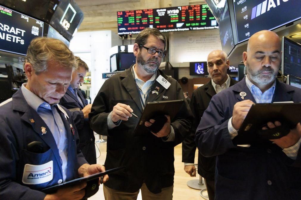 Wall Street segue em terreno positivo à espera das atas da Reserva Federal