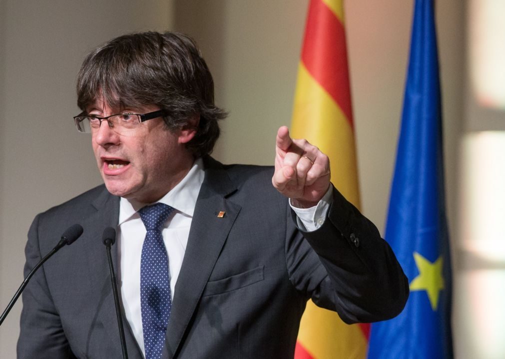 Puigdemont renuncia à pensão de ex-presidente catalão e não aceita destituição