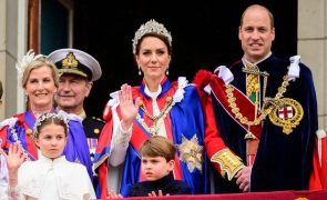 Kate Middleton - Despede-se das calças e aposta em tendência da moda jovem