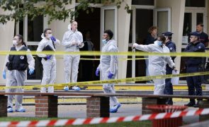 Dois detidos após ataque à facada em escola no norte de França