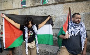 Manifestação pela libertação da Palestina junta cerca de uma centena no Porto