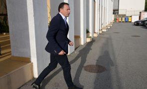 Líder do PSD justifica problemas na saúde com 