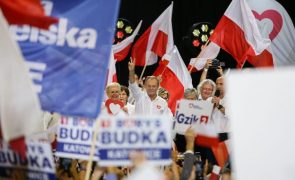 Polacos vão hoje às urnas para votação decisiva