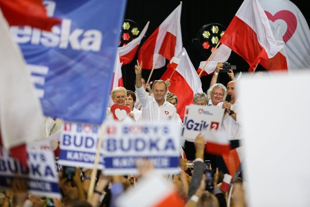 Polacos vão hoje às urnas para votação decisiva