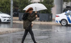 Catorze distritos sob aviso amarelo na terça-feira por previsão de chuva e vento
