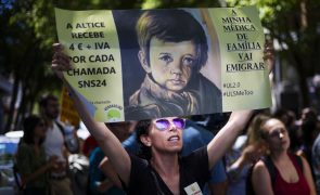 Médicos em greve manifestam-se em frente ao Ministério da Saúde