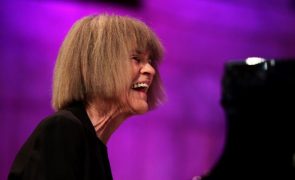 Morreu a pianista e compositora de jazz Carla Bley aos 87 anos