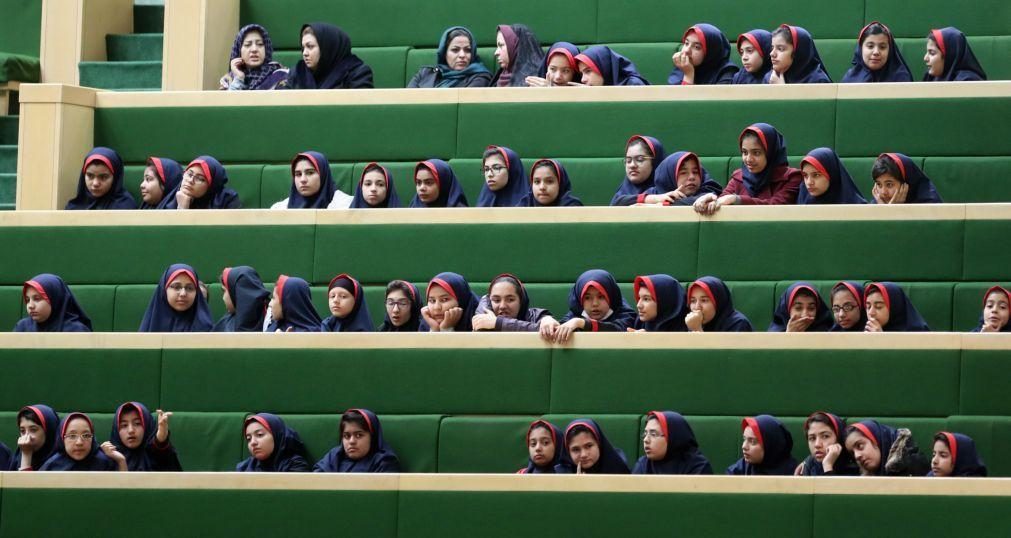 Irão proíbe o ensino de línguas estrangeiras para crianças em escolas e creches
