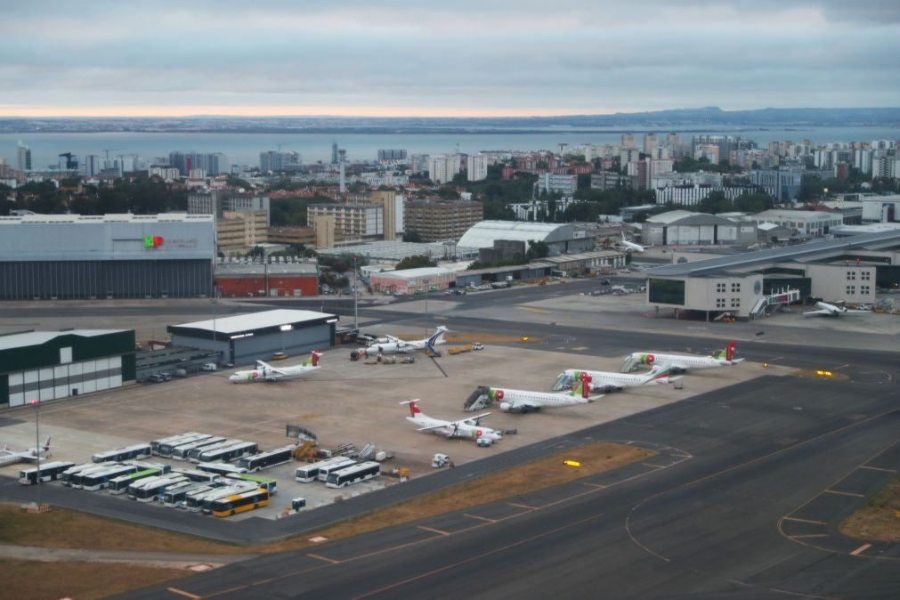Ativistas ambientais colam-se a avião no aeroporto de Lisboa