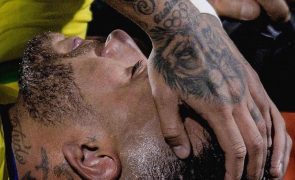 Brasileiro Neymar tem grave lesão e enfrenta longa paragem
