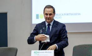 Fernando Medina atingido com tinta verde por uma activista climática