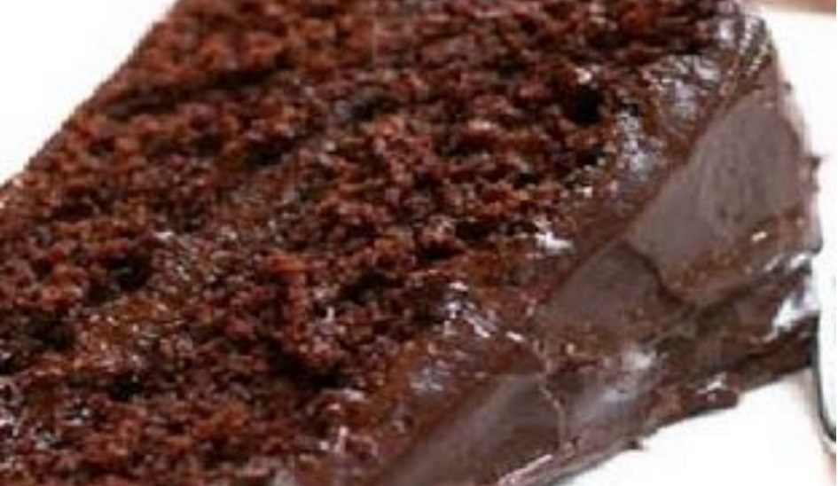Esta receita de bolo de chocolate de Nutella com apenas 2 ingredientes é ideal para estes dias