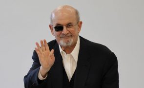 Escritor Salman Rushdie alerta que liberdade de expressão está em risco