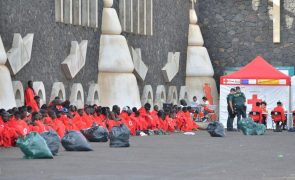 Pelo menos 1.606 migrantes chegaram às Ilhas Canárias no fim de semana