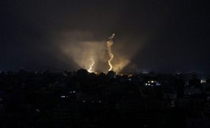 Ataques durante a noite matam dezenas de pessoas em Gaza