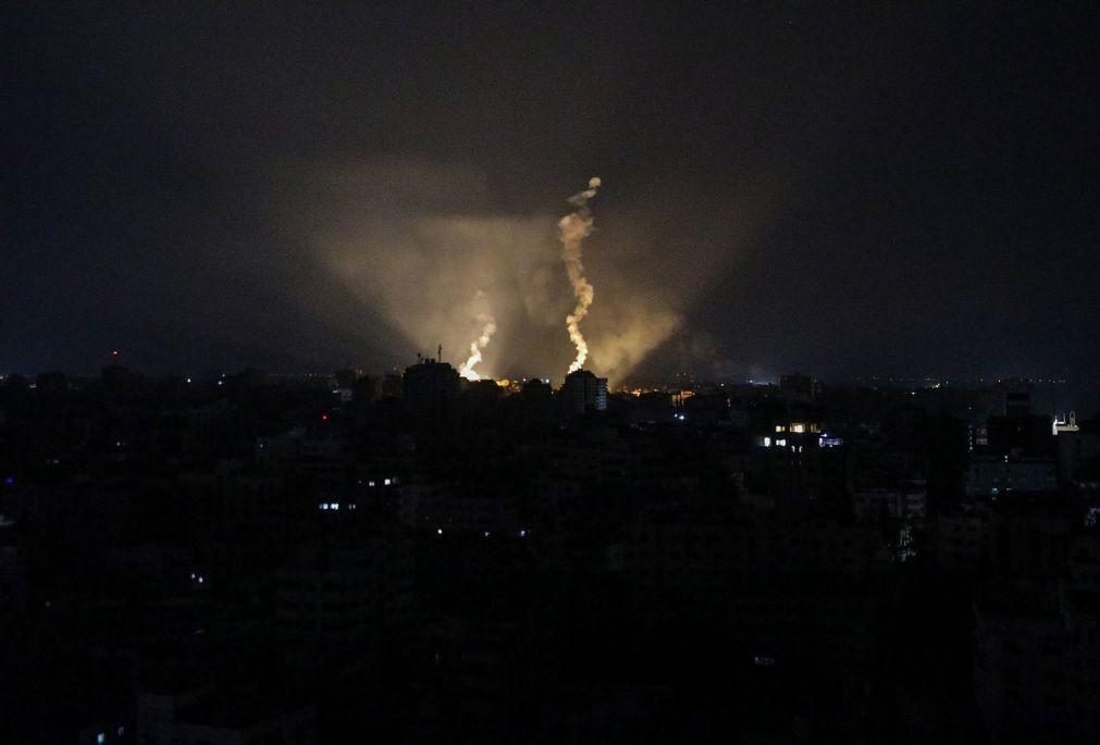 Ataques durante a noite matam dezenas de pessoas em Gaza