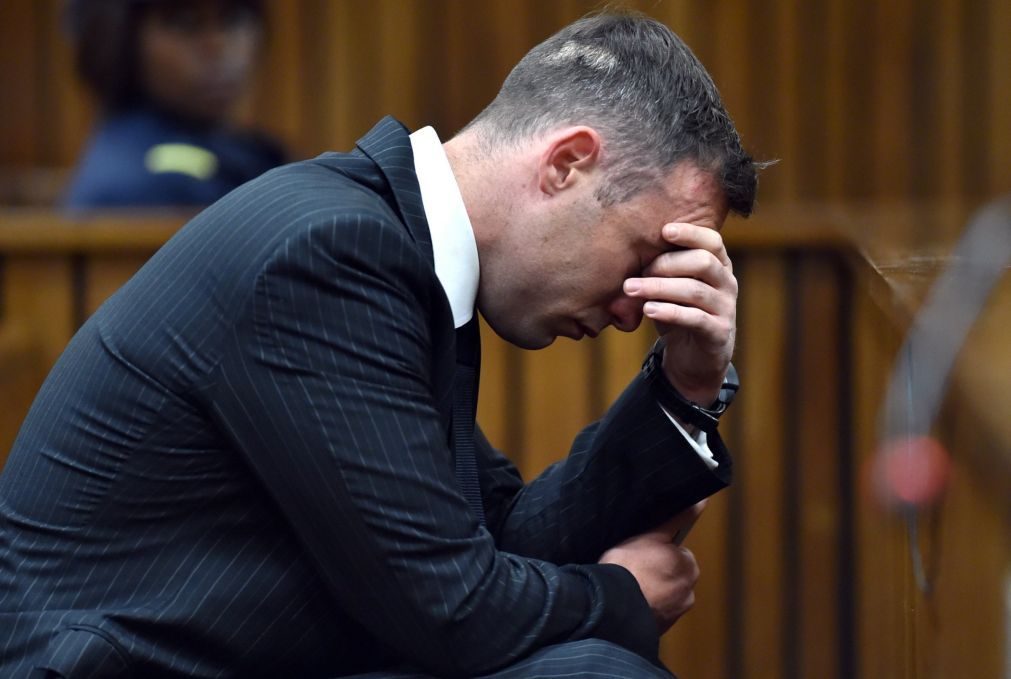 Oscar Pistorius vai continuar preso pela morte da namorada
