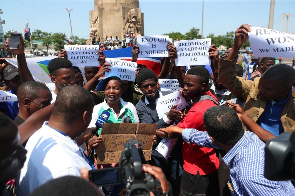 Polícia dispara gás lacrimogéneo em manifestação contra resultados eleitorais em Moçambique