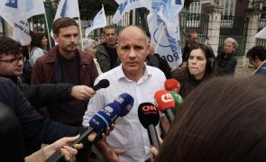 PCP lamenta chantagem sobre médicos e BE diz que Governo tem de ceder
