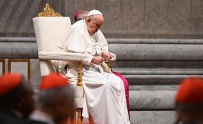Papa pede paz num mundo 