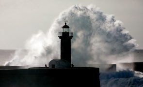 Seis barras fechadas a toda a navegação devido à forte agitação marítima