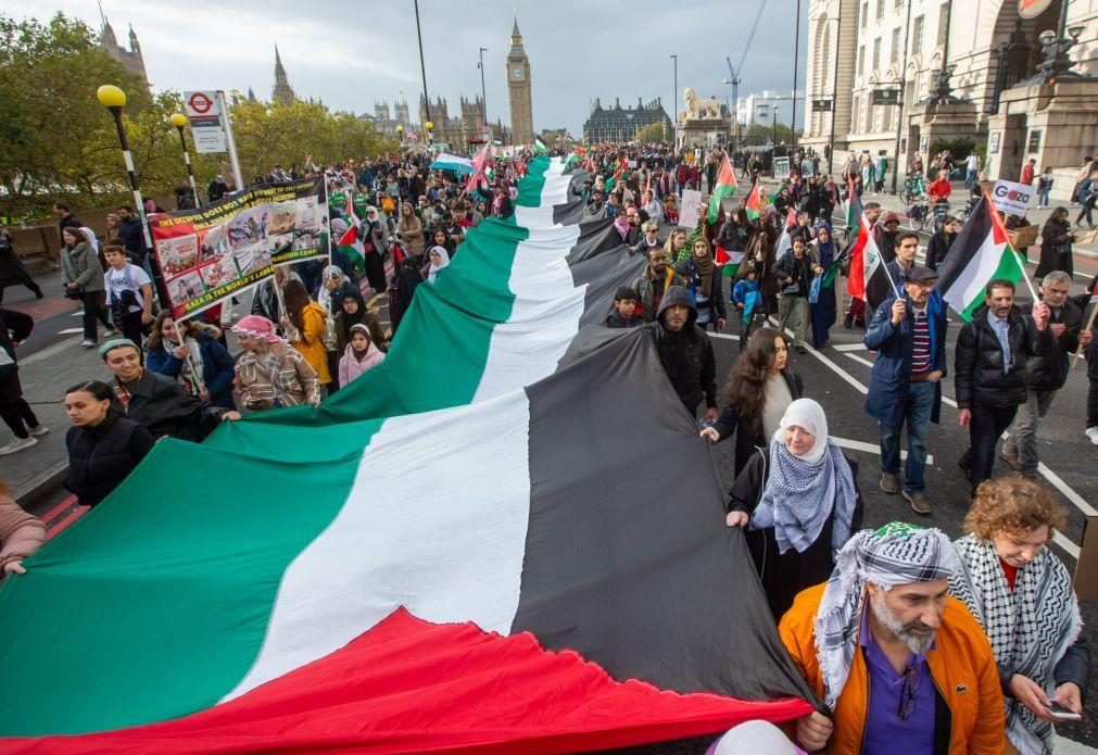 Dezenas de milhares de manifestantes em Londres pedem fim da ofensiva em Gaza