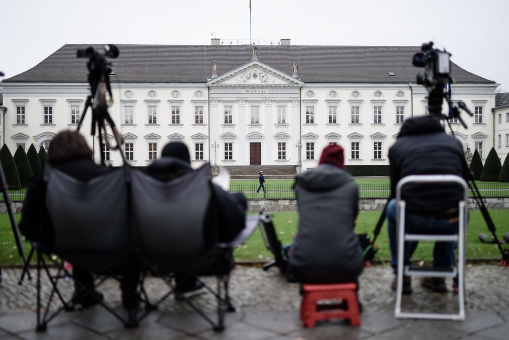 Presidente alemão convocou Merkel e Schulz para abordar formação de um governo