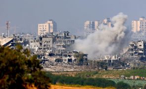 Exército israelita ataca 300 alvos na Faixa de Gaza e mata um dos comandantes do Hamas