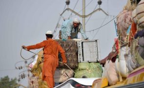 Milhares de refugiados afegãos deixam Paquistão na véspera do prazo para expulsão