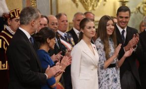 Princesa Leonor - Usa fato elegante e em tudo semelhante ao usado por Letizia há 20 anos