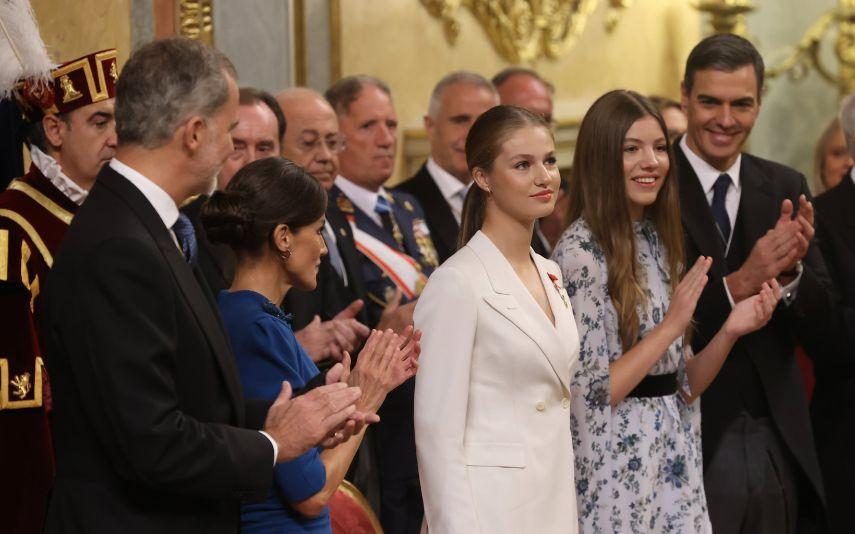 Princesa Leonor - Usa fato elegante e em tudo semelhante ao usado por Letizia há 20 anos