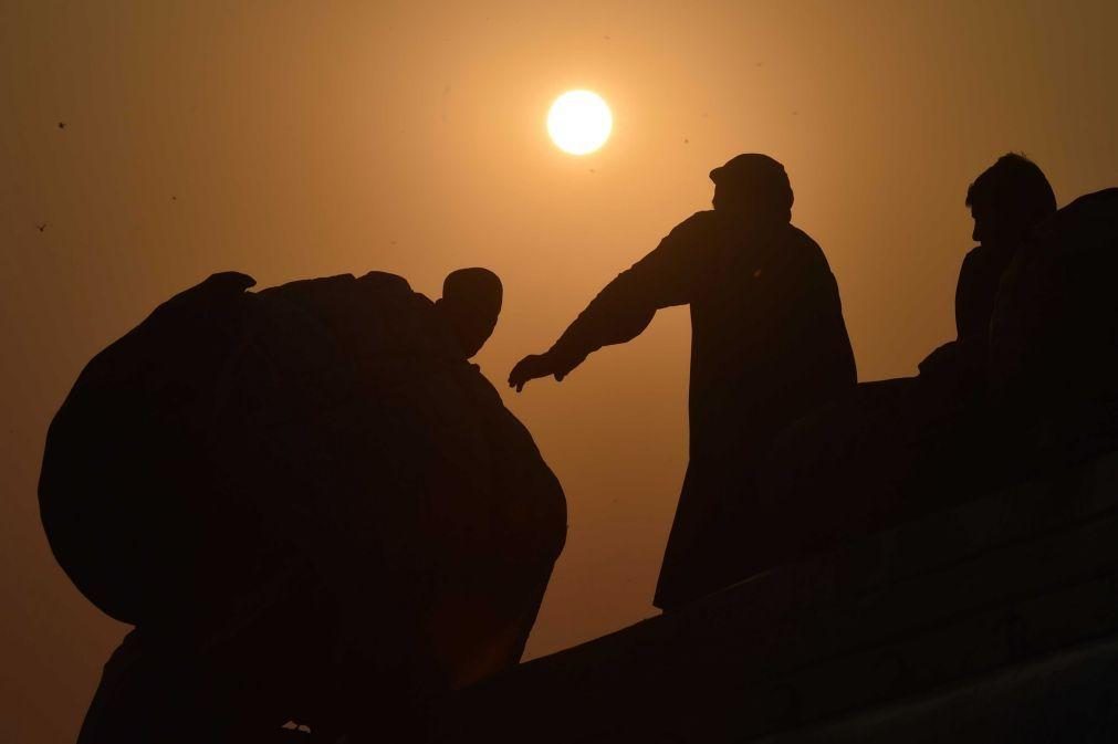 Mais de 165 mil migrantes afegãos deixam Paquistão para regressar a casa