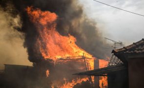 Incêndio em empresa no concelho de Leiria obriga a evacuar jardim de infância e casas