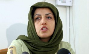Irão bloqueia transferência hospitalar de laureada com Nobel da Paz