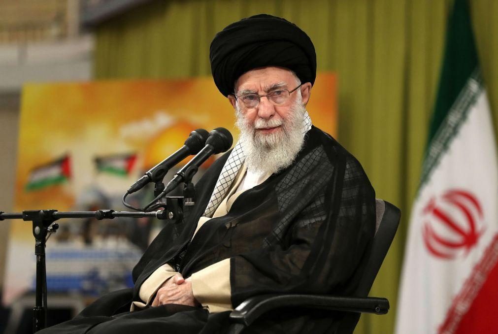 Líder religioso iraniano ameça Israel nas redes sociais em hebraico