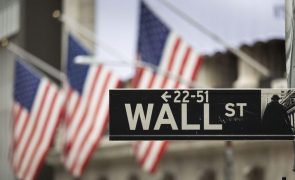 Wall Street fecha melhor semana do ano com arrefecimento do mercado laboral