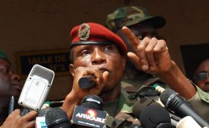 Ex-ditador guineense Dadis Camara libertado da prisão por homens armados