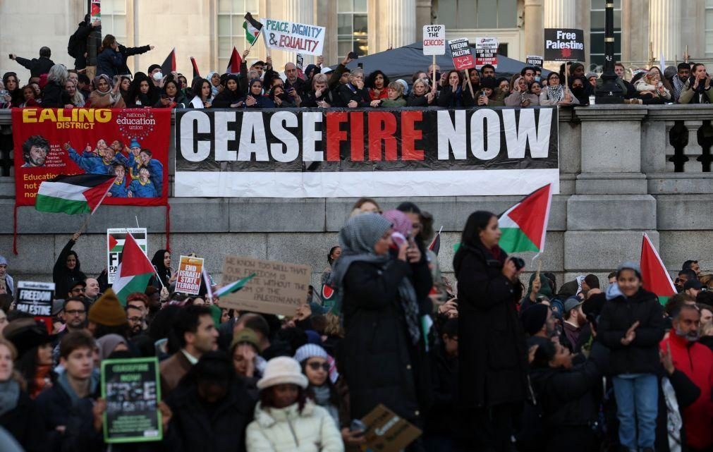 Manifestantes em várias cidades britânicas e em Paris exigem fim dos ataques a Gaza