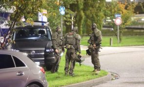 Aeroporto de Hamburgo fechado após homem armado ter entrado nas instalações