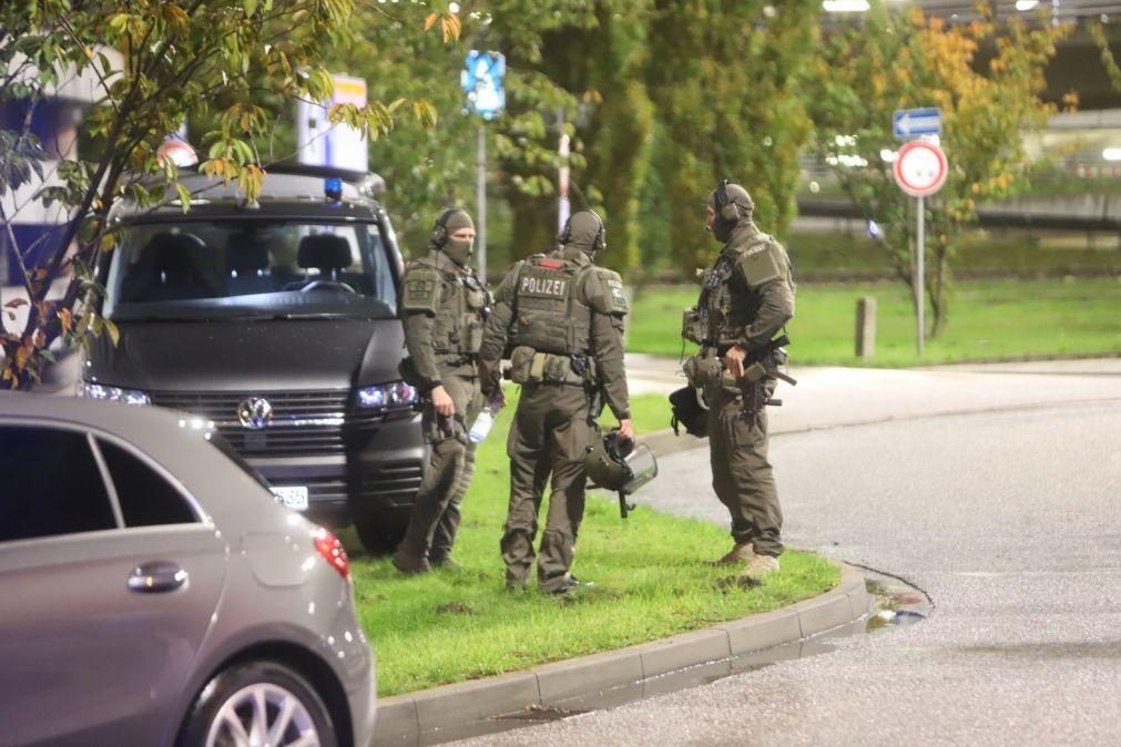 Aeroporto de Hamburgo fechado após homem armado ter entrado nas instalações