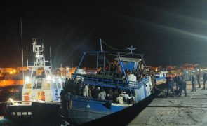 Pesqueiro com 531 migrantes chega a Lampedusa