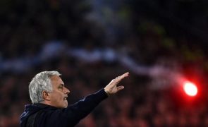 Roma, de José Mourinho, opera reviravolta nos descontos e vence Lecce