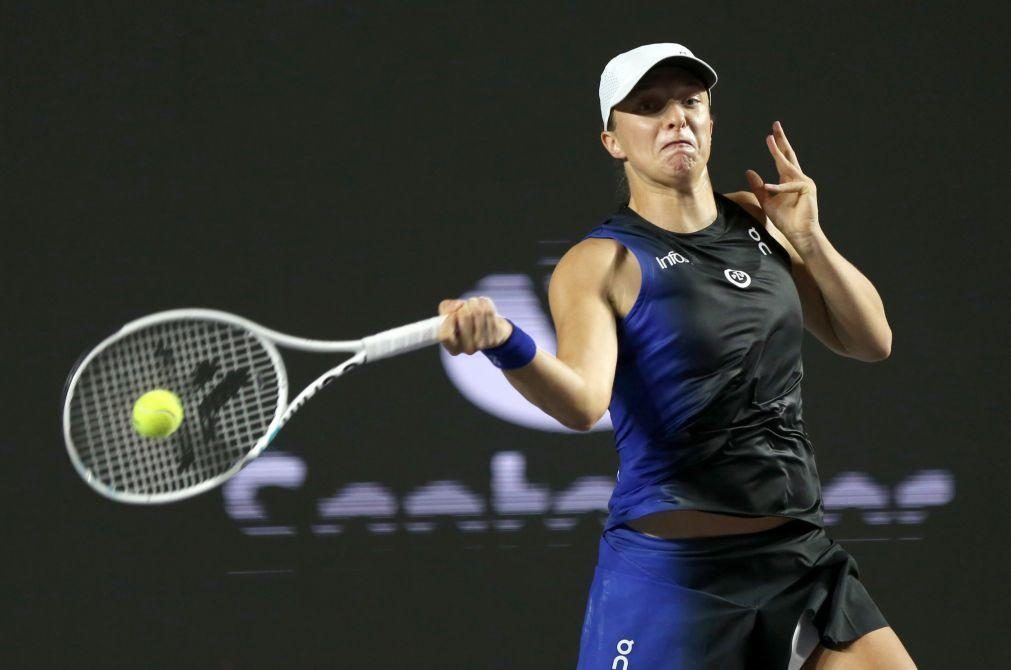 Swiatek bate Sabalenka e defronta Pegula na final das WTA Finals em ténis