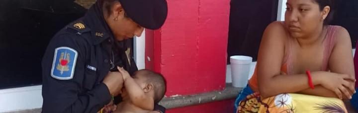 Polícia amamenta recém-nascido de mãe sem leite que não comia há 2 dias