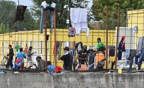 Itália vai construir na Albânia centros para migrantes resgatados