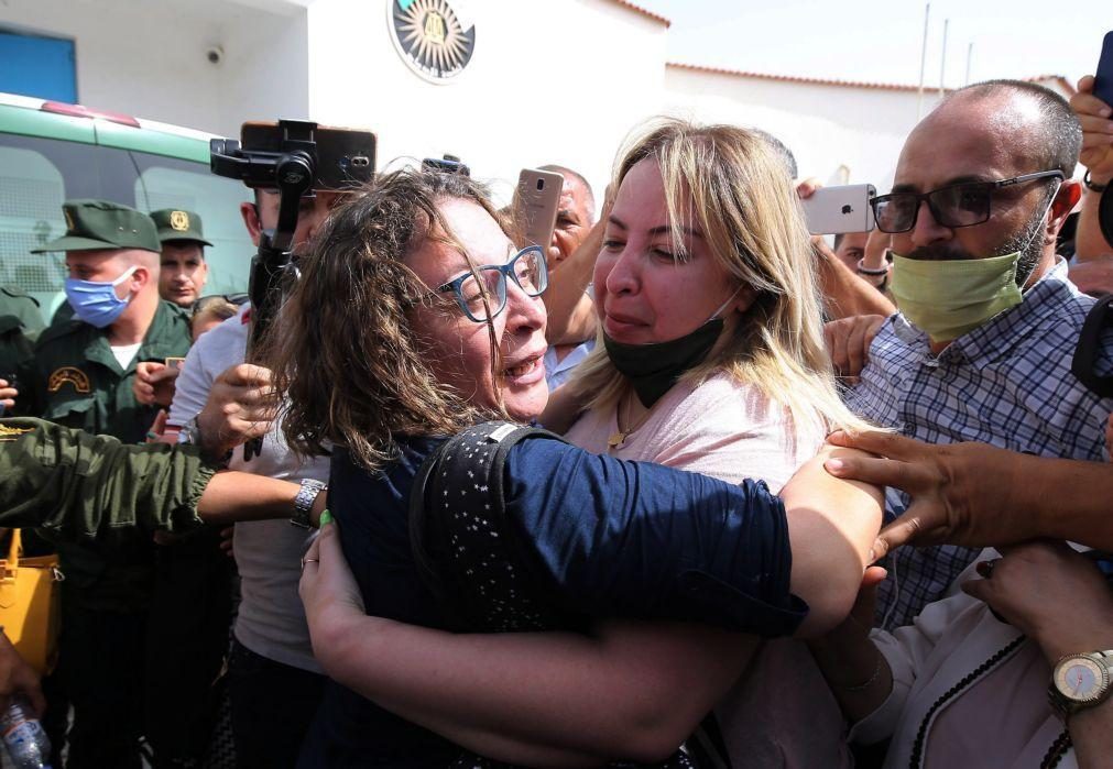 Ativista da oposição argelina Amira Bouraoui condenada à revelia a 10 anos de prisão