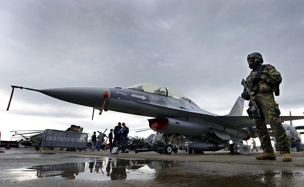 Primeiros F-16 para formação de pilotos ucranianos chegam à Roménia