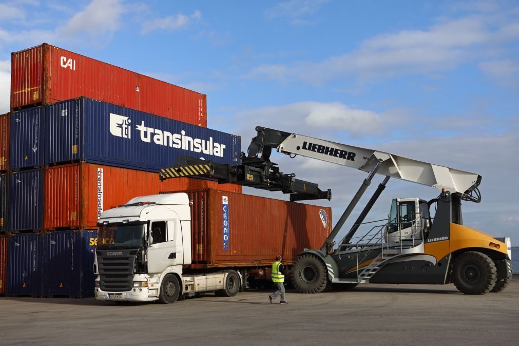 Exportações e importações caem 8,2% e 13% em setembro, pelo 6.º mês seguido